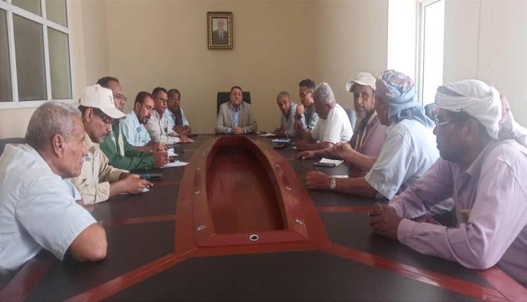 أمين عام محلي أبين يناقش مع فريق المؤسسة الوطنية للتنمية والاستجابة الإنسانية تنفيذ عدد من المشاريع