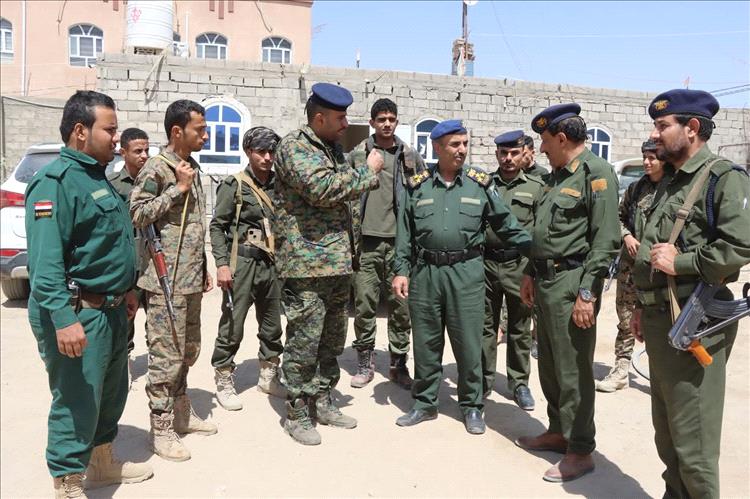العميد الاكوع يقوم بزيارات عيدية للمناطق الأمنية واقسام الشرطة بالمحافظة.