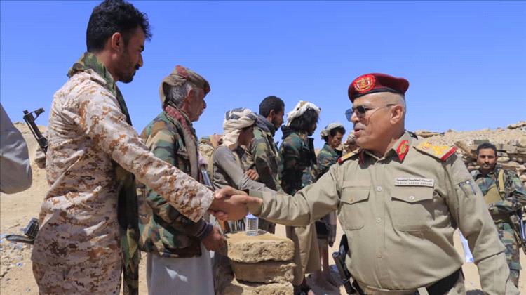 وكيل محافظة إب العميد عمر الكامل يزور جبهات القتال ويشيد بدور الأبطال