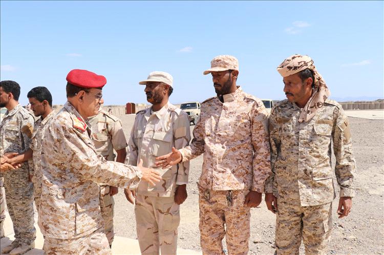 لجنة عسكرية تزور محور باب المندب - خرز لمعايدة المقاتلين في جبهات القتال