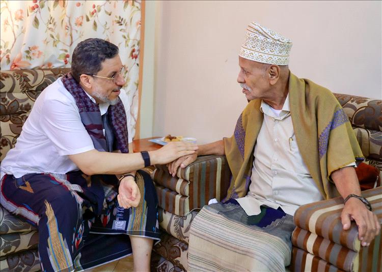 رئيس الوزراء يشيد بمسيرة وعطاء الشاعر عبدالله البقعي ويوجه بعلاجه على نفقة الدولة