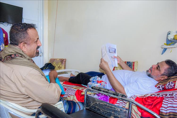 الوكيل النوبة يتفقد الجرحى والمقعدين خلال زيارته العيدية لهم في منازلهم بعدن