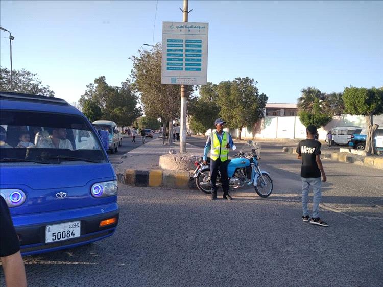 شرطة السير تواصل تنفيذ الخطة العيدية لتنظيم حركة المرور في محافظة عدن
