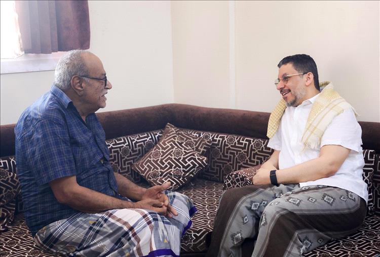 رئيس الوزراء يزور الصحافي والاديب سعيد عولقي