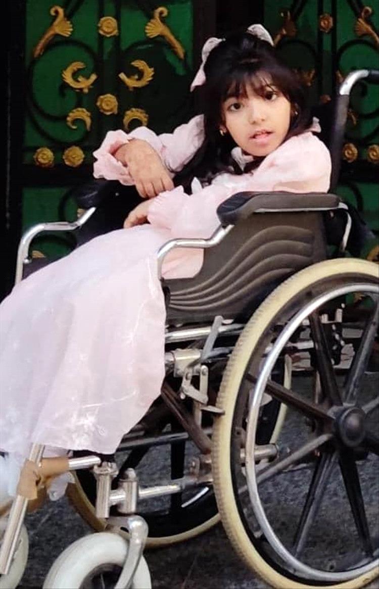 أم تناشد الجهات المختصة بالسماح بسفر ابنتها للعلاج خارج البلاد