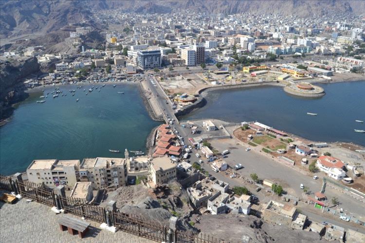 السلطة المحلية بصيرة تحذر من السباحة في سواحل عدن بسبب ارتفاع الأمواج