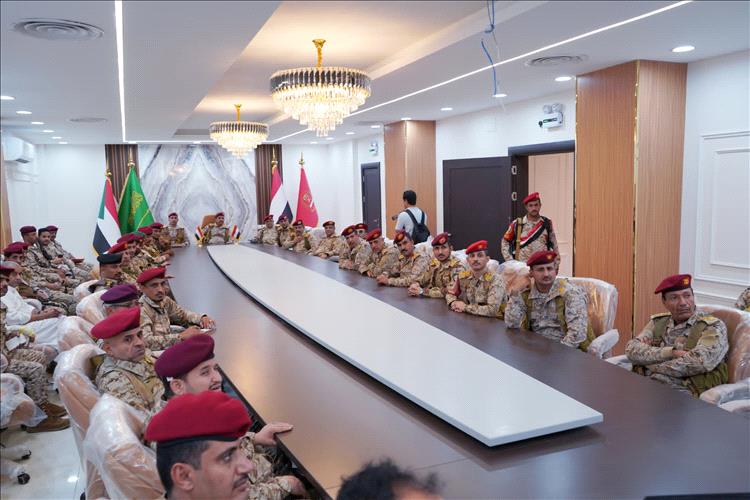 وفد عسكري برئاسة رئيس هيئة العمليات يزور المنطقة العسكرية الخامسة في حجة