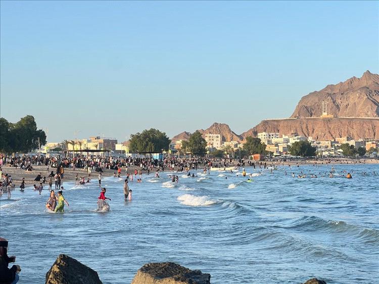 الأسر التي زارت عدن خلال إجازة العيد تبدأ بالمغادرة وتشيد بجمال المدينة وأجوائها