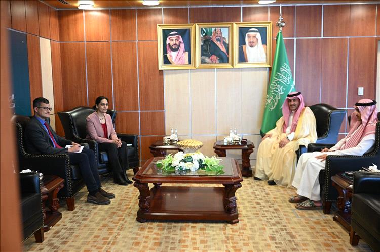 السفير السعودي يلتقي السفيرة البريطانية لدى اليمن لبحث جهود دعم الحكومة وتحقيق السلام