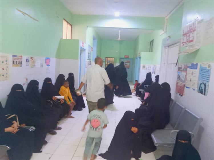 رغم شحة الإمكانيات وإنعدام الأدوية.. مستشفى زنجبار الريفي بأبين يؤدي دوره وسط ضغط كبير