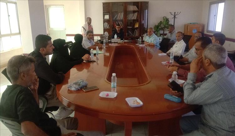 مدير عام مكتب الصحة بلحج يناقش الأوضاع الصحية بالمحافظة في أول يوم دوام عقب إجازة عيد الفطر