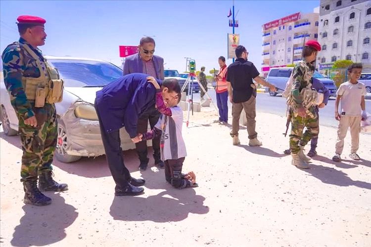 موقف إنساني لمحافظ شبوة يتصدر منصات التواصل الاجتماعي
