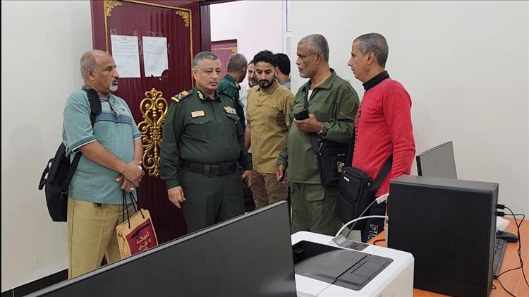 اللواء سند جميل يطّلع على انتظام العمل في مركزي أحوال المنصورة والبريقة بعدن عقب إجازة عيد الفطر