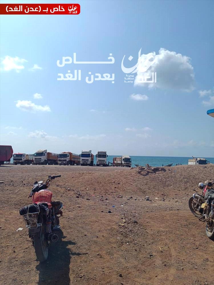السلطة المحلية بمديرية المضاربة ورأس العارة تنفي ما نُشر حول شاحنات العارة وتؤكد: “المنفذ تحت إشراف الدولة”