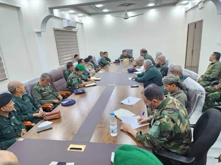 عدن: اللواء مطهر الشعيبي يترأس اجتماعًا أمنيًا لمناقشة تقارير الأداء ويشيد بجهود الوحدات خلال رمضان والعيد