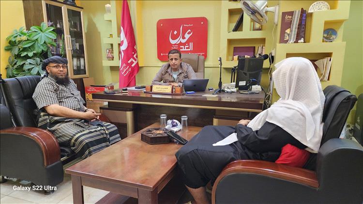 مدير عام مديرية المضاربة ورأس العارة يزور صحيفة "عدن الغد" ويوضح وضع المنفذ البحري في رأس العارة