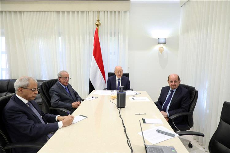 رئيس مجلس القيادة يجتمع بقيادات وزارة الخارجية ورؤساء البعثات الدبلوماسية في الخارج