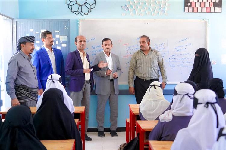 المحافظ بن الوزير يتفقد ثانوية شبوة للبنات ويشيد بإقبال الفتيات على التعليم ويعلن حزمة دعم جديدة