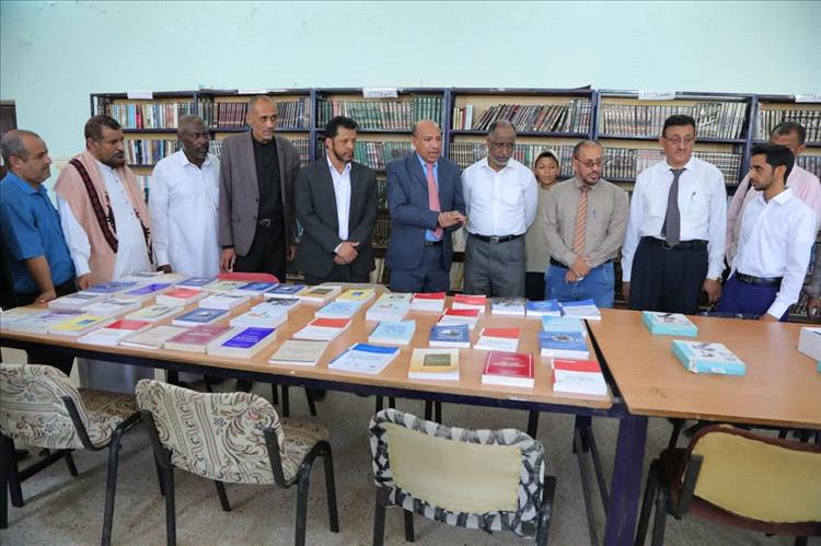 قسم الإعلام بكلية الآداب بجامعة المهرة يتسلم دفعة كتب ومعدات إعلامية