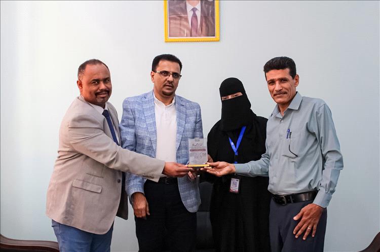 الأمين العام لمحلي حضرموت يكرم مدير البرنامج الوطني لمكافحة الإيدز وفيروس الكبد والأمراض المنقولة بساحل حضرموت