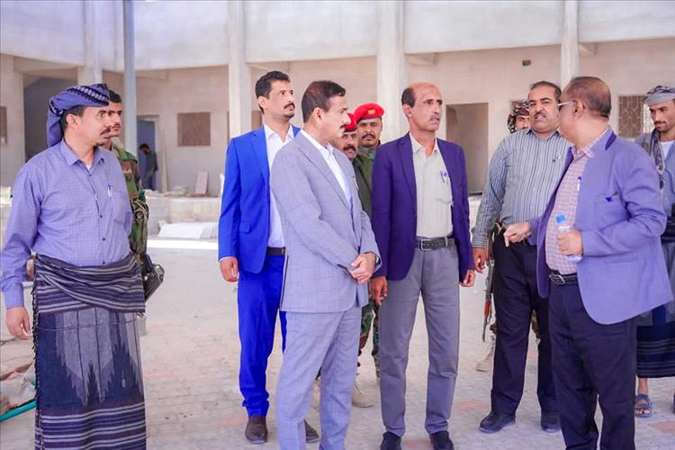 المحافظ بن الوزير يتفقد سير العمل في مشروع روضة الأطفال بمدينة عتق بتمويل إماراتي.
