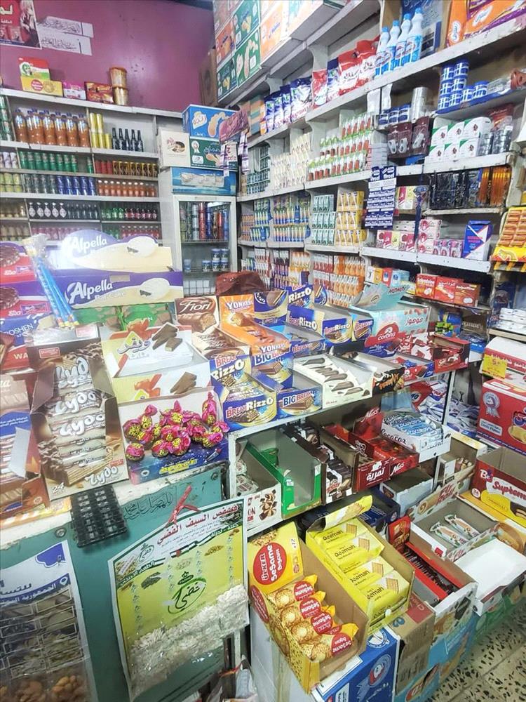 تزايد عروض بيع البقالات في صنعاء وعدن مع اشتداد الأزمة الاقتصادية وتراجع القدرة الشرائية