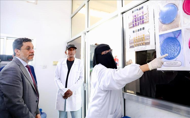 رئيس الوزراء يتفقد مشاريع التطوير الجاري تنفيذها في محطة البرزخ ومختبر فحص جودة المياه
