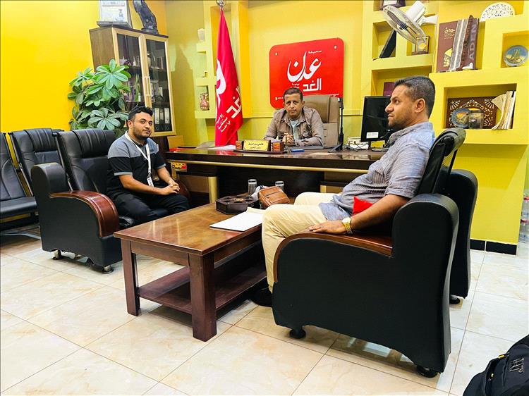 وفد من مؤسسة تواصل يزور مقر صحيفة "عدن الغد" ويلتقي بالزميل فتحي بن لزرق