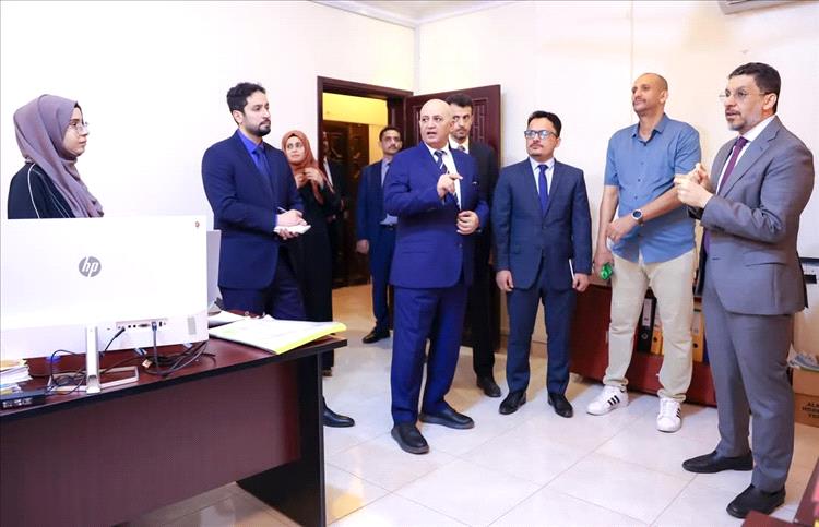 رئيس الوزراء يزور وزارة المياه والبيئة ويشيد بمستوى الالتزام بالدوام