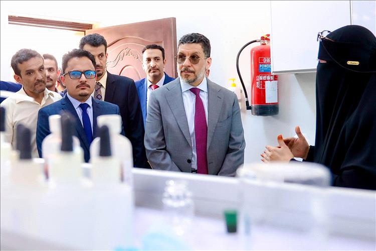 رئيس الوزراء يتفقد المشاريع التطويرية الجاري تنفيذها في محطة البرزخ ومختبر فحص جودة المياه