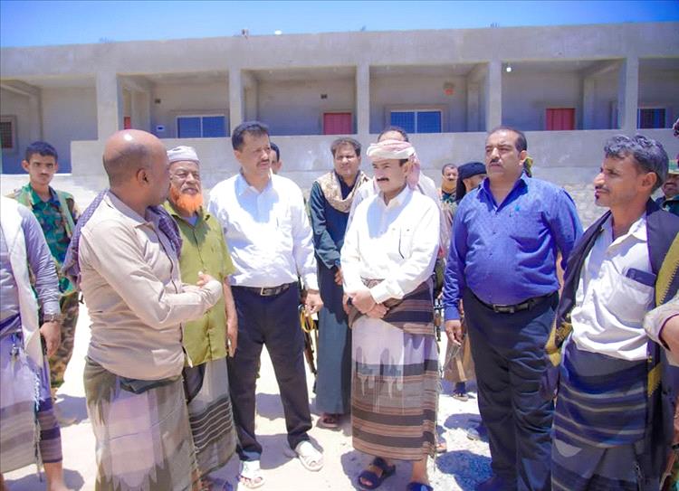 المحافظ بن الوزير يستهل زيارته لمديرية رضوم بتفقد مشروع مدرسة عين بامعبد الأساسية