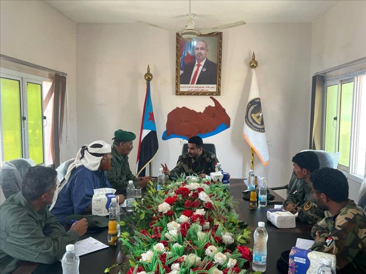 قائد حزام الصبيحة يترأس اجتماعًا موسعًا لتعزيز التنسيق الأمني في المضاربة ورأس العارة