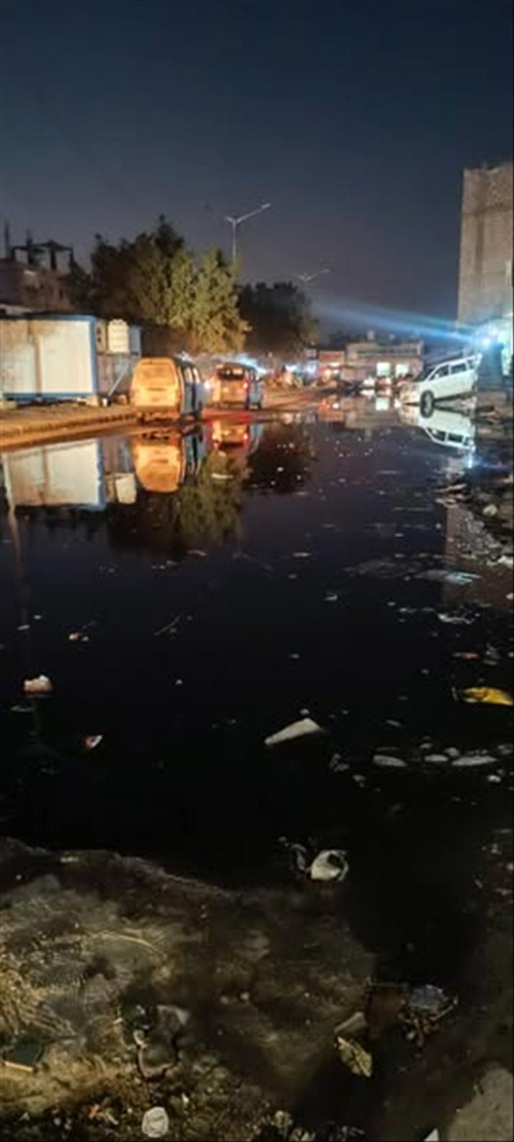 غرق أجزاء واسعة من أحياء الممدارة بمياه الصرف الصحي.. والمواطنون يناشدون