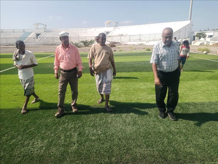الشدادي يتفقد سير العمل في ملعب الشهداء بزنجبار ويطلع على نسبة الإنجاز فيه
