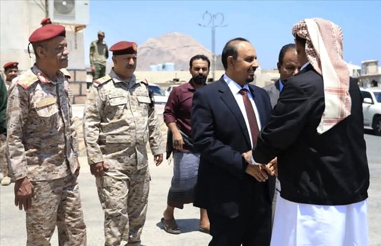 المحافظ بن الوزير يصل المكلا ويبحث مع محافظ حضرموت تعزيز التعاون الأمني والتنموي