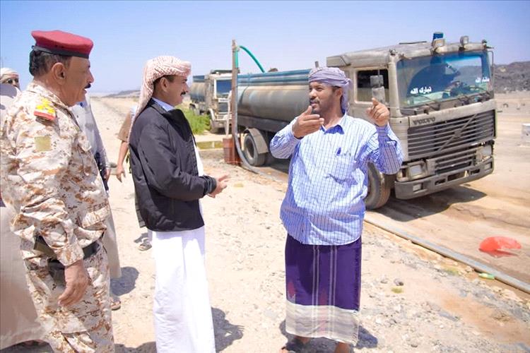 المحافظ بن الوزير يتفقد مشروع مياه الخبية – بير علي ويوجه باعتماد إنشاء خزان رئيسي