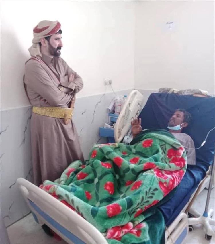 محافظ صنعاء يزور الشيخ جبران ربيش بالمستشفى ويطمئن على صحته
