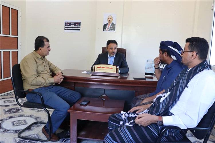 رئيس انتقالي أبين يبحث مع مدير عام خنفر الأوضاع العامة والاحتياجات الخدمية للمديرية