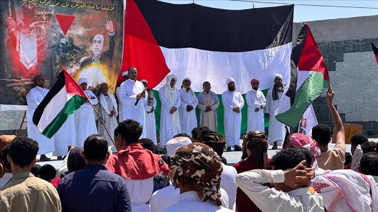 الشحر تنتصر للحق"... وقفة تضامنية دعمًا لغزة وقضية فلسطين