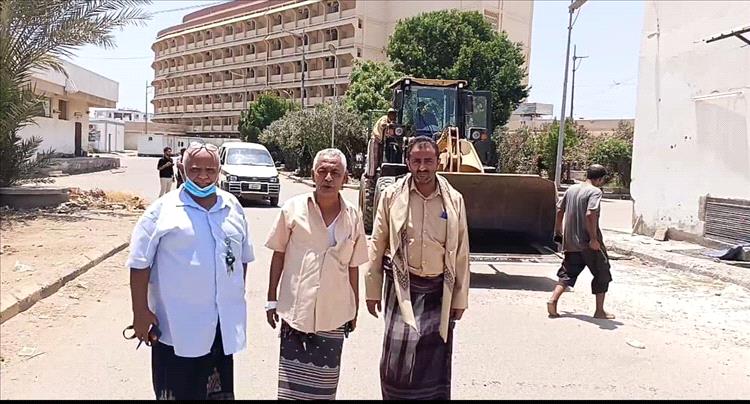 حيدرة و عباد يدشنان حملة نظافة واسعة في ساحة وحوش مستشفى الصداقة بعدن