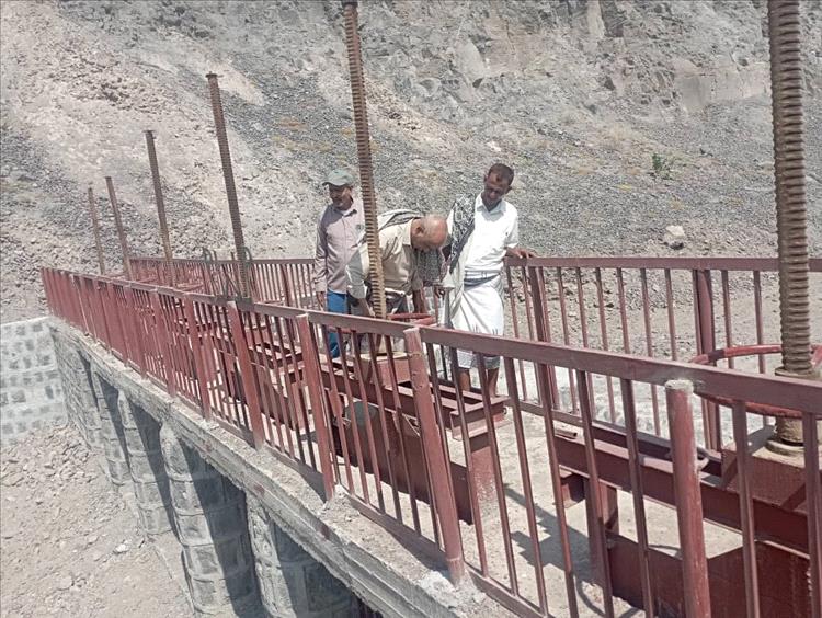 مدير عام المخا يتفقد سير اعمال مشروع قنوات تصريف ومصدات السيول في منطقة الثوباني - عزلة المشالحة.