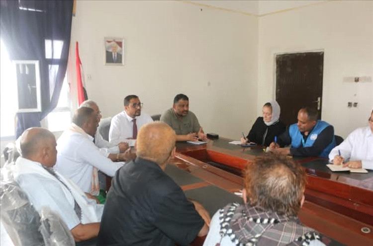 السلطة المحلية في الحديدة تناقش التصعيد الحوثي مع اونمها وتعلن فتح ثلاثة طرقات