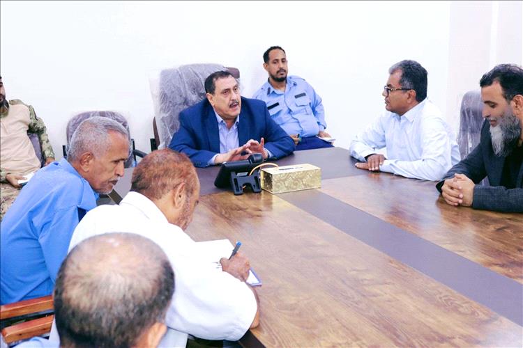 مدير أمن العاصمة عدن يترأس اجتماعًا مروريًا لمناقشة تعزيز الانضباط وتنظيم حركة السير