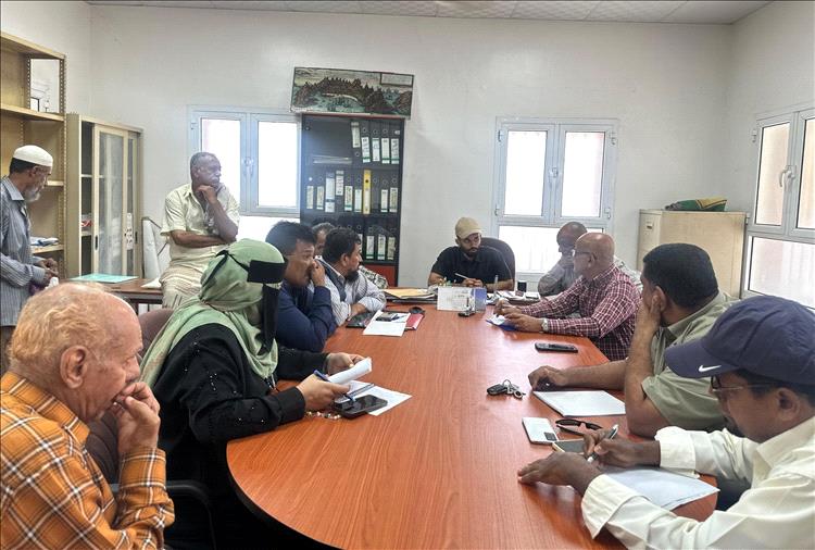 بن جرادي يترأس اجتماعاً لرؤساء أحياء اللجان المجتمعية بمديرية صيرة بعدن