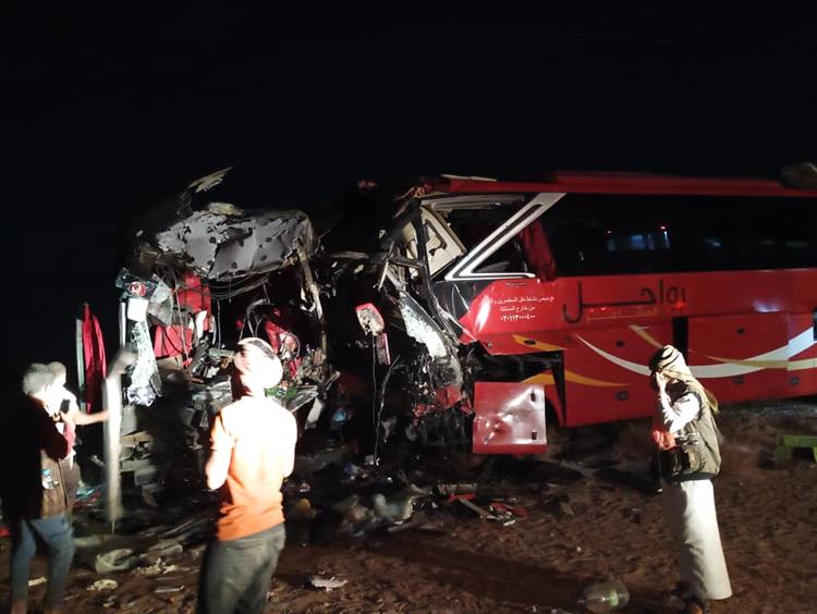 درع الوطن تسعف مصابي حادث تصادم حافلتين على خط العبر بحضرموت