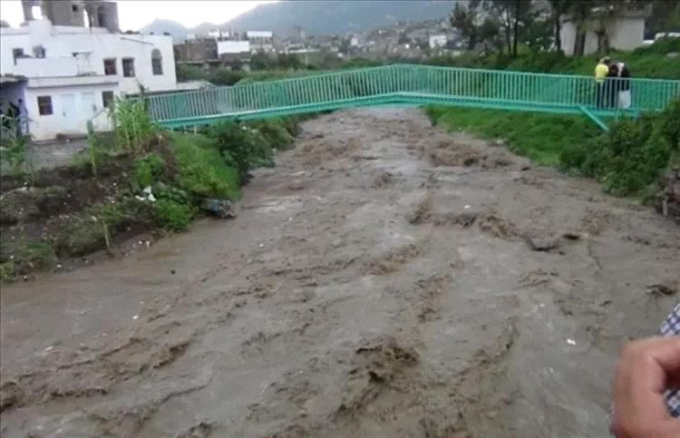 وفاة أسرة بأكملها بفعل سيول الأمطار في إب