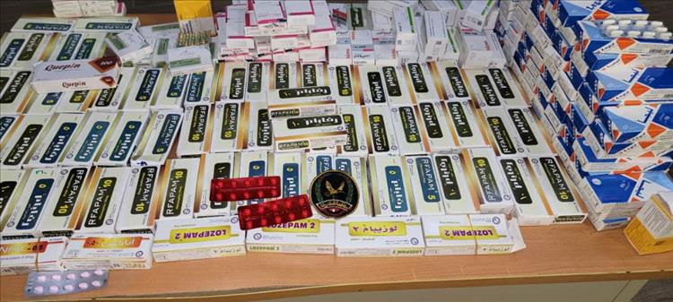 مدير مكافحة المخدرات بلحج يضبط أدوية مخدرة تُباع دون وصفات طبية بصيدليات تبن