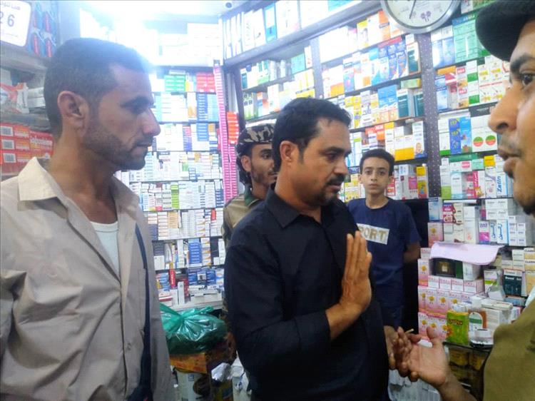 السلطة المحلية بمديرية الضالع تقود حملة على مخازن الأدوية والصيدليات