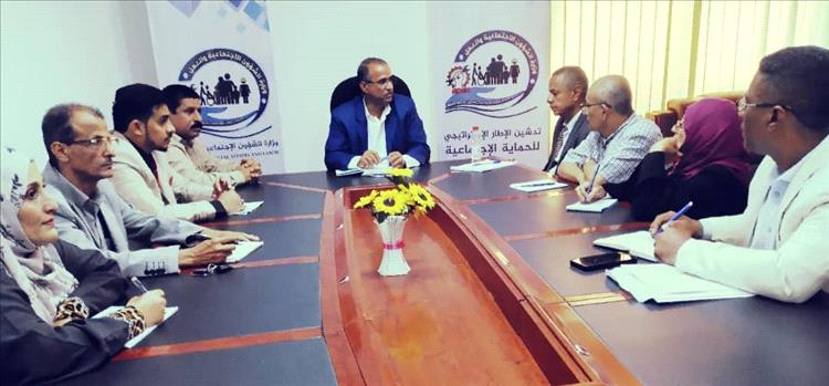 وزير الشؤون الاجتماعية والعمل يعقد اجتماعاً مع وكلاء القطاعات  لبحث قضايا العمل