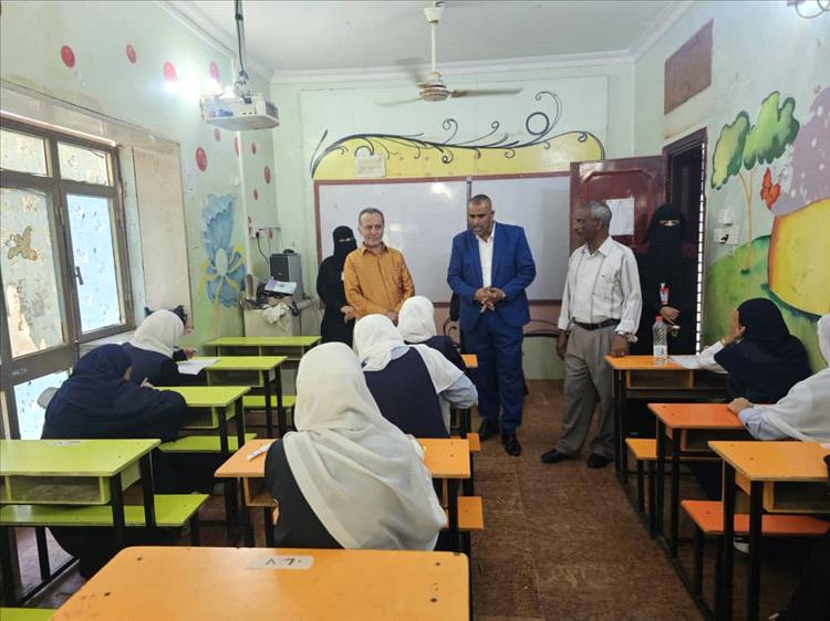 وكيل محافظة عدن يزور مدرسة التفوق الاهلية ويتفقد سير الامتحانات
